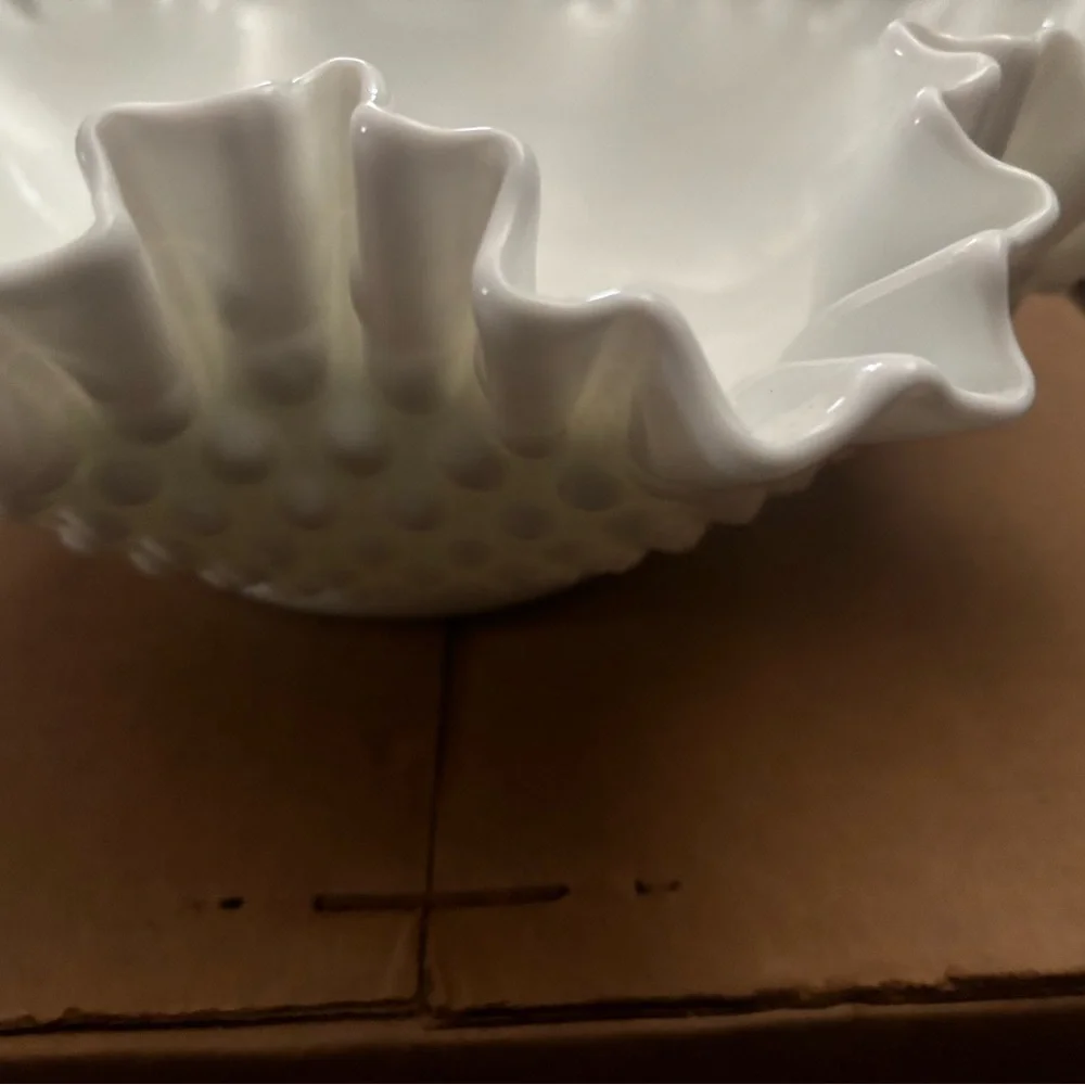 Elegant White Ruffled Edge Serving Bowl - Picture 5 of 7